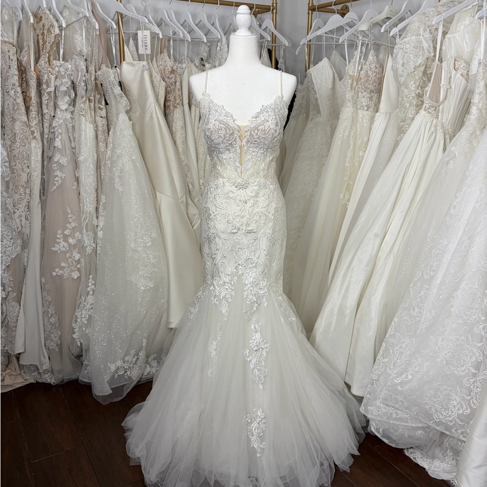 Elegant White Lace Wedding Dress